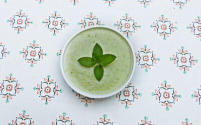 Ogórkowy chłodnik z melonem, awokado i miętą